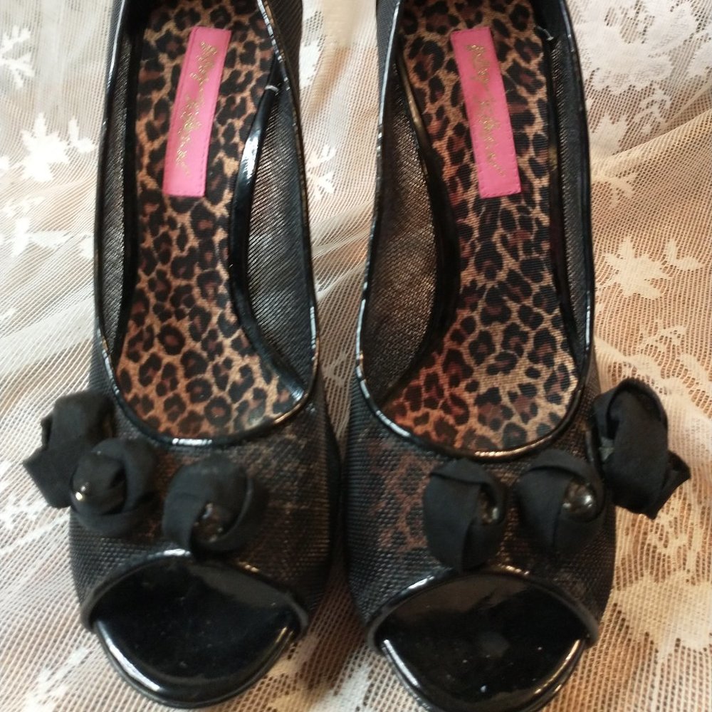 Betsey Johnson black patent stiletto heel mesh fabric 3 rose front peep …
